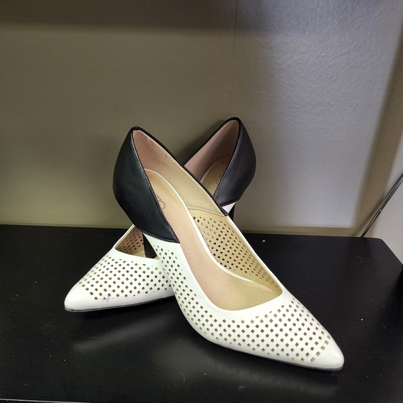 CATO Women's 8.5 Cream and Black Pumps - Picture 4 of 13